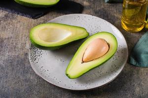 Avocadohälften auf einem Teller auf dem Tisch. gesunde Vitaminernährung. foto