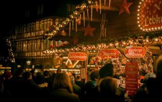 Menschen auf dem Weihnachtsmarkt foto