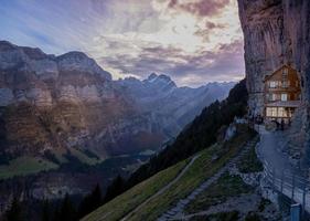 braunes Haus auf Felsen foto