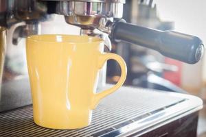 gelbe Kaffeetasse im Café foto