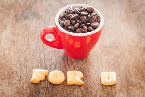 für u Alphabet Kekse mit einer roten Kaffeetasse foto