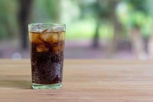 erfrischendes Soda mit Eis in einem klaren hohen Glas foto