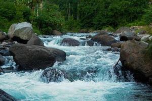 Der Flusslauf ist sehr klar und schön. in Jember, Ost-Java, Kali Jompo foto