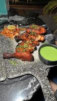 Tandoori-Chiken mit Chutney indisches Essen foto