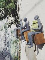 tel aviv-yafo, israel, 2020 - drei statuen sitzen auf holzblöcken