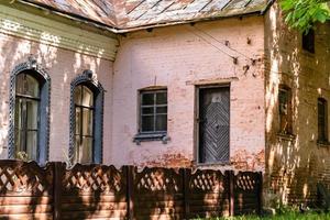 Schönes altes verlassenes Bauernhaus auf dem Land auf natürlichem Hintergrund foto