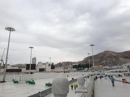 mekka, saudi-arabien, jan 2023 - ein schöner blick auf den außenhof der masjid al-haram bei bewölktem wetter. foto