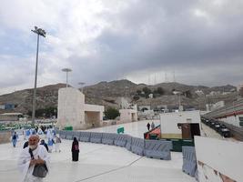 mekka, saudi-arabien, jan 2023 - ein schöner blick auf den außenhof der masjid al-haram bei bewölktem wetter. foto