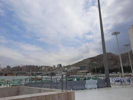 mekka, saudi-arabien, jan 2023 - ein schöner blick auf den außenhof der masjid al-haram bei bewölktem wetter. foto