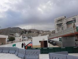 mekka, saudi-arabien, jan 2023 - ein schöner blick auf den außenhof der masjid al-haram bei bewölktem wetter. foto