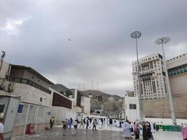 mekka, saudi-arabien, jan 2023 - ein schöner blick auf den außenhof der masjid al-haram bei bewölktem wetter. foto