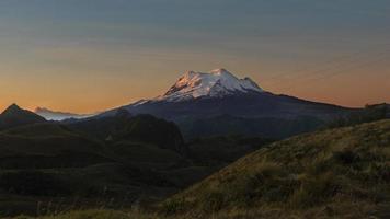 Panoramablick auf den Vulkan Antisana bei Sonnenaufgang vom Papallacta-Hochland in den ecuadorianischen Anden foto