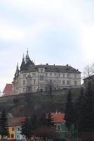 Das Rathaus von Schäßburg fotografiert aus verschiedenen Blickwinkeln zu verschiedenen Tageszeiten foto