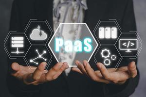 Paas - Plattform als Service, Geschäftsfrau hält Paas-Symbol auf vr-Bildschirm mit blauem Bokeh-Hintergrund, Internet-Technologie und Entwicklungskonzept. foto