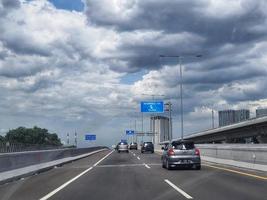 jakarta, indonesien im juli 2022. die atmosphäre und die landschaft bei der fahrt auf der erhöhten mautstraße jakarta cikampek, die jetzt als mohammad bin zayed mautstraße bekannt ist foto