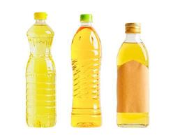 Pflanzenöl-Glasflasche isoliert auf weißem Hintergrund mit Beschneidungspfad, gesunde Bio-Lebensmittel zum Kochen. foto