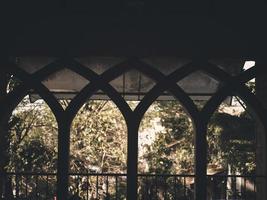 Vintage Treppe und Hochbogenfenster. foto