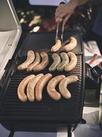 Frische Wurst und Hotdogs grillen im Freien. Konzept-Picknick foto