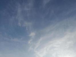 schöne weiße Wolken auf tiefblauem Himmelshintergrund. elegantes Bild des blauen Himmels bei Tageslicht. Große, helle, weiche, flauschige Wolken bedecken den gesamten blauen Himmel. foto