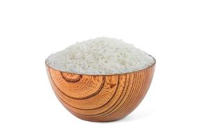 rohe Reiskörner in brauner hölzerner Bambusschüssel, auf weißem Hintergrund. draufsicht, kopierraum, hochauflösendes produkt. foto