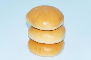 Puddingkuchen mit gesalzenem Ei isoliert auf weißem Hintergrund foto