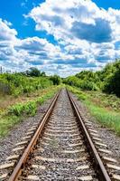 Fotografie zum Thema Eisenbahnstrecke nach dem Passieren des Zuges auf der Eisenbahn foto