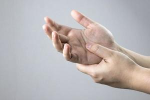 Untersuchung und Massage der Hände zur Linderung von Handflächenverletzungen Gesundheitskonzept Frakturen der Mittelhandknochen, Rheuma, Karpaltunnel, Parkinson-Krankheit foto
