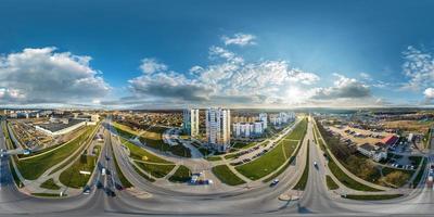 Full Seamless Sphärische HDRI 360-Panoramaansicht aus der Luft über der Straßenkreuzung mit Verkehr in der Stadt mit Blick auf das Wohngebiet von Hochhäusern in equirectangularer Projektion. foto