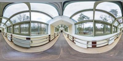 360 nahtloser Hdri-Panoramablick in der leeren langen Korridorhalle zwischen Gebäuden mit transparenter Decke in äquirechteckiger Kugelprojektion, fertiger ar-vr-Virtual-Reality-Inhalt foto