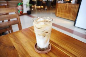 eismilch mit einem spritzer kaffee latte foto