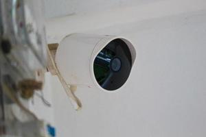 Überwachungskamera in einem Haus. Weiß. foto