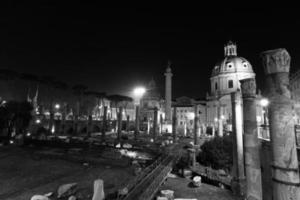 rom, italien, ruinen der alten stadt bei nacht mit hintergrundbeleuchtung. foto
