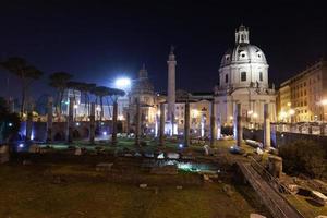 rom, italien, ruinen der alten stadt bei nacht mit hintergrundbeleuchtung. foto