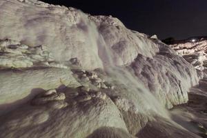 pamukkale oben mit blick auf die stadt denizli bei nacht, türkei. foto