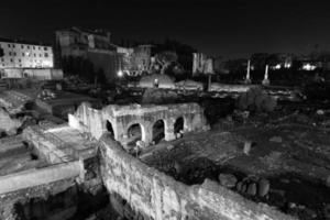 rom, italien, ruinen der alten stadt bei nacht mit hintergrundbeleuchtung. foto