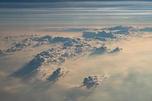 schöne flauschige wolken aus dem fenster des flugzeugs foto