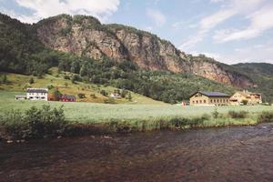 norwegen, traditionelle häuser in den bergen mit gras auf dem dach. foto