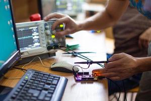 Ingenieure arbeiten mit elektrischen Messgeräten foto