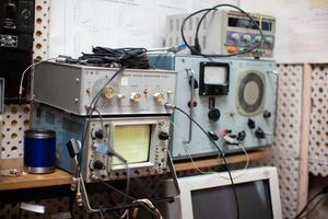 Ingenieure arbeiten mit elektrischen Messgeräten foto