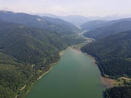 schöne landschaft von einer drohne auf den bergen und dem fluss foto