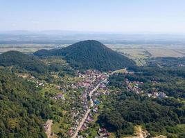 Stadt mitten in den Bergen von einer Drohne foto