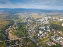 ukraine, stryi, schöne aussicht auf den fluss und die stadt, vogelperspektive vom quadcopter, dron foto