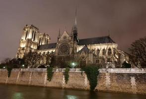 paris, frankreich, notre dame de paris fassade, stadtpanorama mit blick auf den fluss. foto