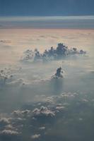 schöne flauschige wolken aus dem fenster des flugzeugs foto