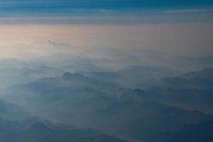 wunderschöne malerische Berge aus der Vogelperspektive foto