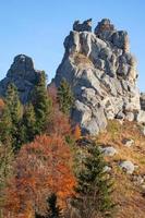 ukrainische karpaten im herbst, steinfelsen foto