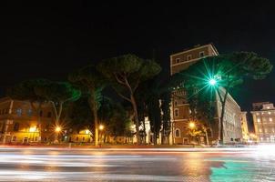 rom, italien, architektur, stadtzentrum bei nacht mit hintergrundbeleuchtung. foto