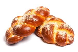 isolierte köstliche süße Brötchen mit frischem Brot auf weißem Hintergrund foto
