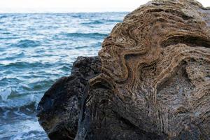 große Steinklippen am Ufer des Meeres foto