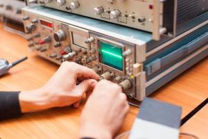 Ingenieure arbeiten mit elektrischen Messgeräten foto